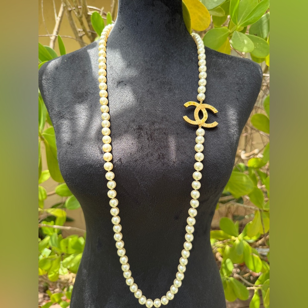 CHANEL 23A GOLD TONE ICONIC BIG CC LOGO WHITE PEARLS NECKLACE BUTTON CHARM LONG